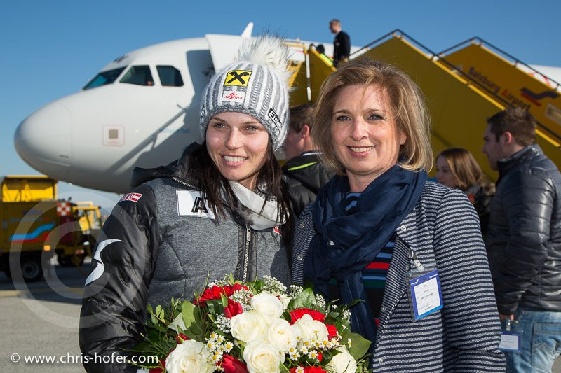 Anna Fenninger wird am Salzburg Airport empfangen, 2015-02-14, Foto: Chris Hofer