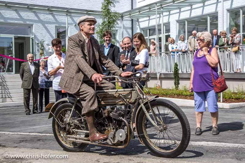 Eröffnung Fahrtraum Mattsee, 2013-06-15; Foto: Chris Hofer; Bild zeigt: auch vor dem Gebäude von fahr(t)raum waren einige schöne Exponate zu bewundern
