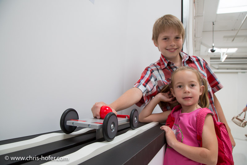 Eröffnung Fahrtraum Mattsee, 2013-06-15; Foto: Chris Hofer; Bild zeigt: Sebastian und Annalena beim Versuchsojekt "Starr- und Schwingachse"