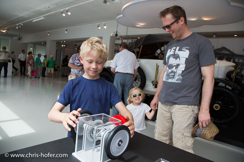 Eröffnung Fahrtraum Mattsee, 2013-06-15; Foto: Chris Hofer; Bild zeigt: Pauli beim Versuchsobjekt "Differential"
