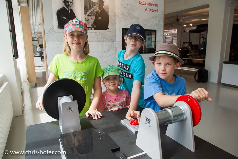 Eröffnung Fahrtraum Mattsee, 2013-06-15; Foto: Chris Hofer; Bild zeigt: Maria, Johanna, Tobias, Lukas - beim Versuchsobjekt "Prinzip Elektroantrieb"