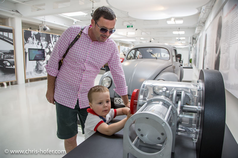 Eröffnung Fahrtraum Mattsee, 2013-06-15; Foto: Chris Hofer; Bild zeigt: Lukas beim Versuchsobjekt "Boxermotor"
