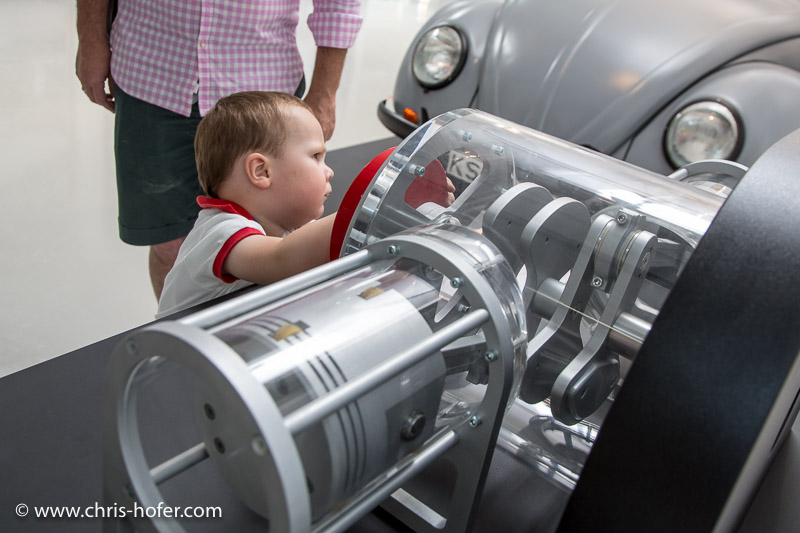 Eröffnung Fahrtraum Mattsee, 2013-06-15; Foto: Chris Hofer; Bild zeigt: Lukas beim Versuchsobjekt "Boxermotor"