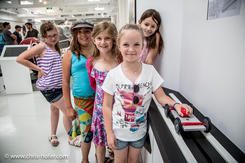 Eröffnung Fahrtraum Mattsee, 2013-06-15; Foto: Chris Hofer; Bild zeigt: Sophia, Laura, Mara, Lisa, Linda beim Versuchsobjekt "Starr- und Schwingachse"