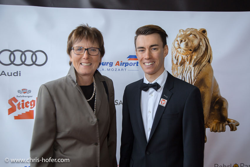 Leonidas Sportgala der Salzburger Nachrichten, Amadeus Terminal 2, 06.04.2017 Foto: Chris Hofer, Bild zeigt: Skilegende Annemarie Moser-Pröll, Stefan Kraft (beliebtester Sportler)
