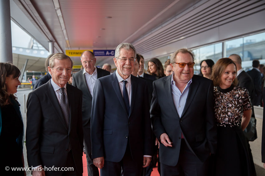 Leonidas Sportgala der Salzburger Nachrichten, Amadeus Terminal 2, 06.04.2017 Foto: Chris Hofer, Bild zeigt: LH Wilfried Haslauer, Bundespräsident Alexander Van der Bellen, SN-Herausgeber Max Dasch