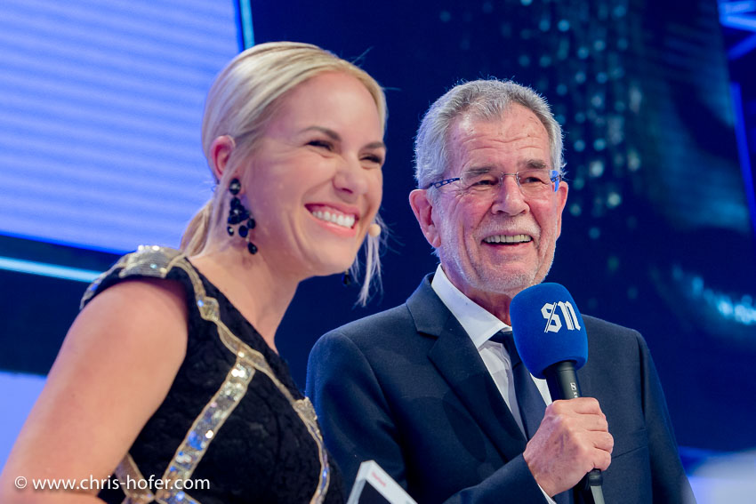 Leonidas Sportgala der Salzburger Nachrichten, Amadeus Terminal 2, 06.04.2017 Foto: Chris Hofer, Bild zeigt: Moderatorin Kathi Wörndl, Bundespräsident Alexander Van der Bellen